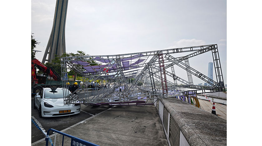 大風吹出事？  美食節場地大型鋼架倒塌  壓毀多車幸無人傷    