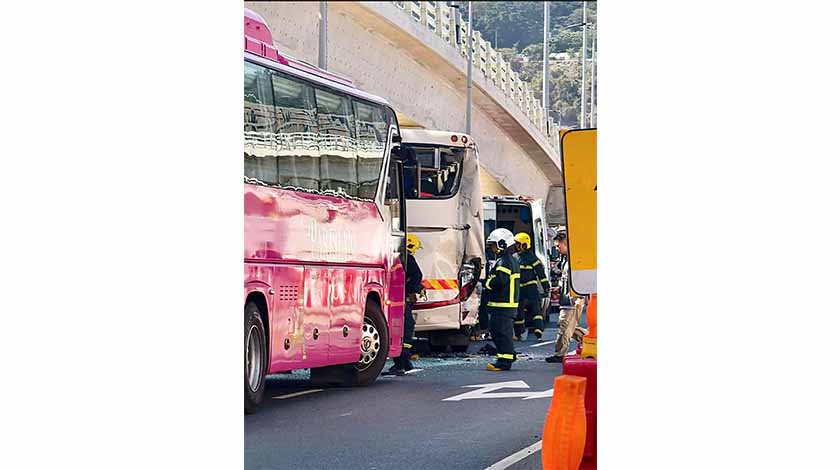 兩旅遊車與運油車碰撞  三十乘客輕傷送院    