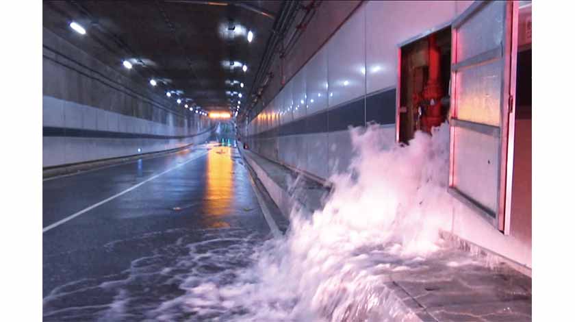 澳大河隧爆水管  交通一度封閉    