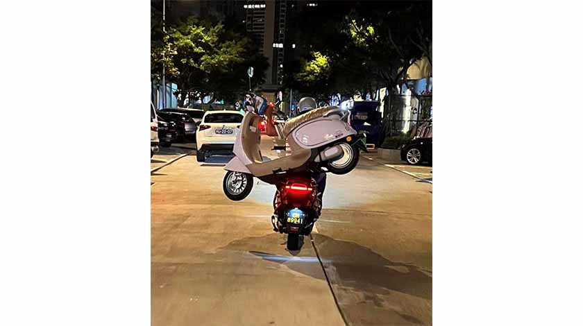 馬路有奇景  鐵馬騎鐵馬  外僱遭檢控    